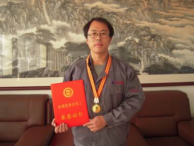 20171107山东公海jcjc机床职工魏超荣获“全国优秀农民工”荣誉称号.jpg 20171107山东公海jcjc机床职工魏超荣获“全国优秀农民工”荣誉称号.jpg